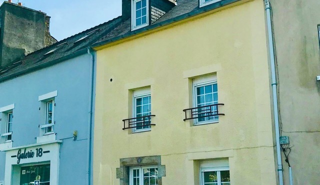 Atypical Breton house from the 1700s in the town center
