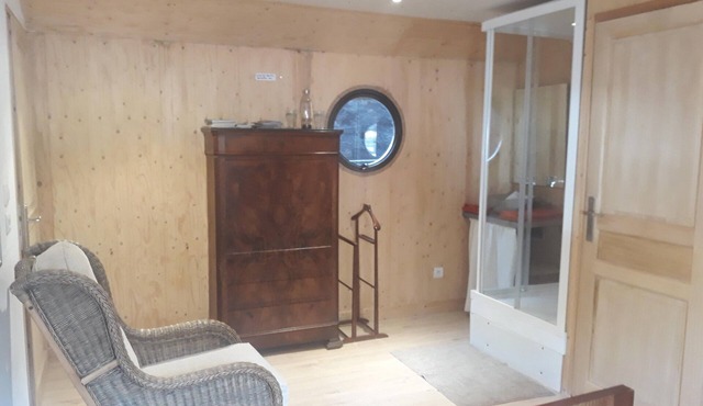 ATYPICAL COMFORT ROOM ON A BARGE ON THE RIVER SAONE