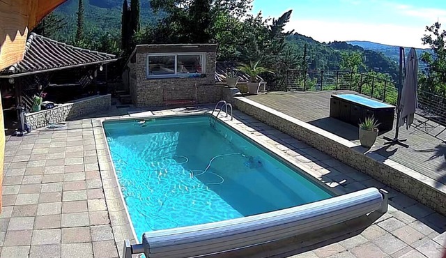Atypical cottage with swimming pool in a residential area with breathtaking views