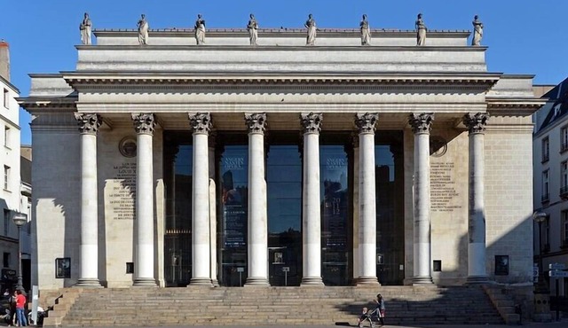 ATYPICAL: cozy apart-garden, hyper center, chateau, TGV station