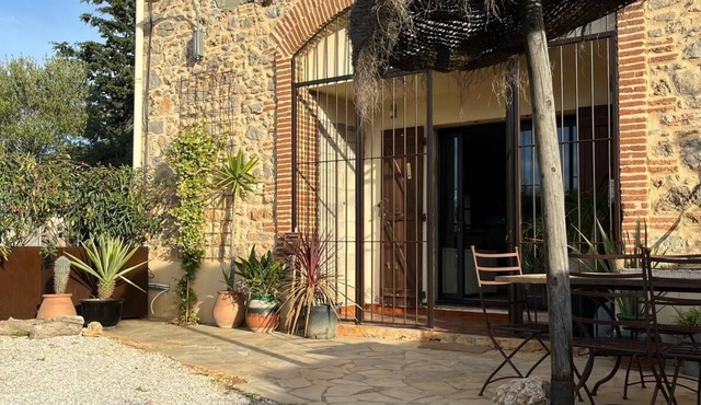 Atypical gîte in the heart of the vineyards and close to the sea