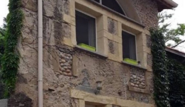 ATYPICAL HOUSE in the heart of the charming village of Mercurol