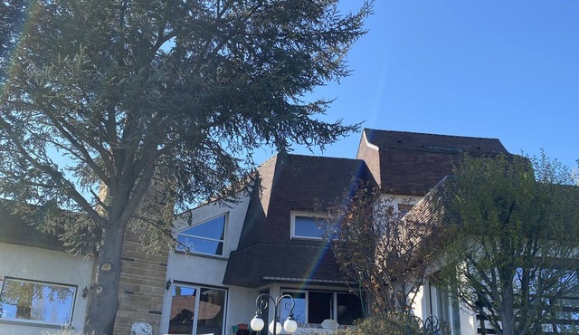 Atypical house with panoramic view and swimming pool.