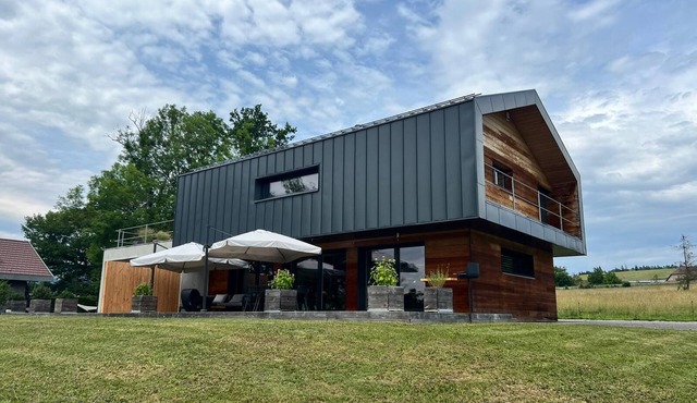 ATYPICAL HOUSE with swimming pool and spa in the countryside 15 minutes from Annecy