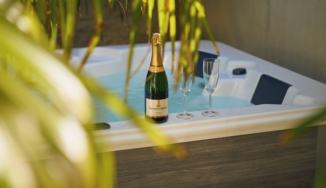 Atypical suite with private jacuzzi - downtown Cognac