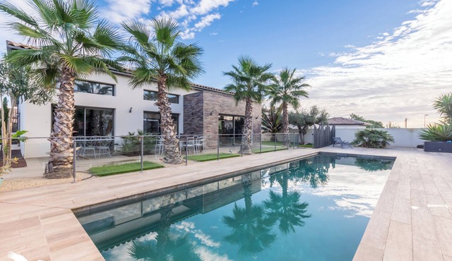 ATYPICAL VILLA WITH POOL