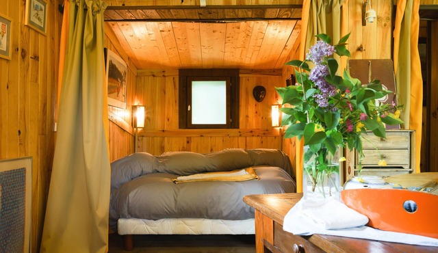 Atypical wooden chalet, surrounded by greenery, quiet, the birds will rev