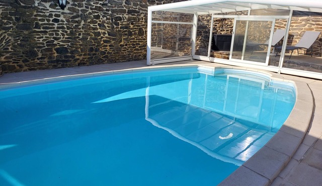Au bon accueil gîte with covered and fenced swimming pool, garden, hiking trails