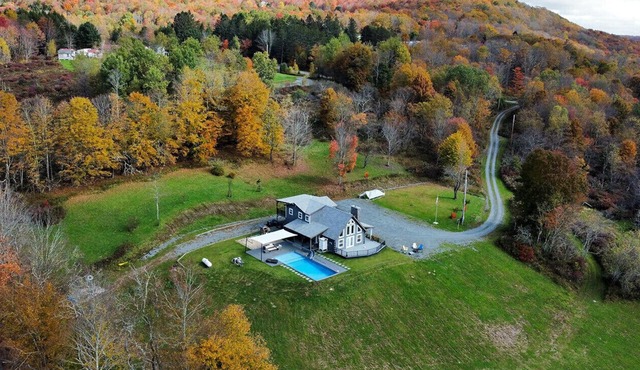 Au Bon Orchard - Catskills Mountain Views/Private Heated Pool and Jacuzzi