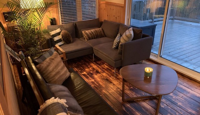 Au Bonheur du Lac Paré! Cozy Waterfront Cottage with Private Hot Tub (327842)