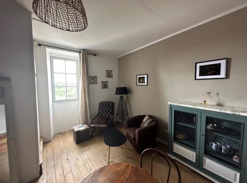 Au Cœur de GENSAC, village de charme dominant la Dordogne