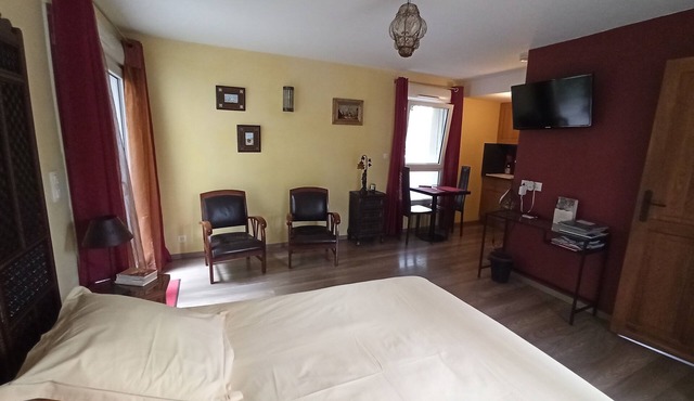 Au Cadran Solaire, L'Orient : Studio in quiet, leafy setting.