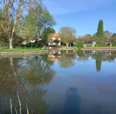 Au calme, 2 grandes chambres, 65m2 , devant le canal, animaux ok