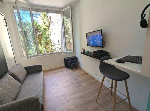 Au calme en ville, sans vis à vis et climatisé