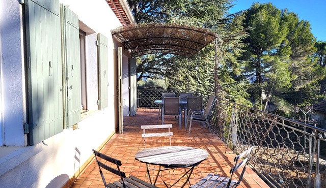 Au Centre du Village, Maison Avec Beau Jardin Arboré , Piscine Chauffée