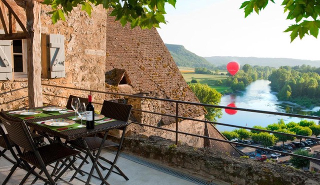 Au coeur de Beynac, superbe maison du XIVe siècle avec jardin panoramique
