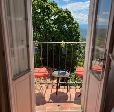 Au coeur du village avec petit balcon plein sud