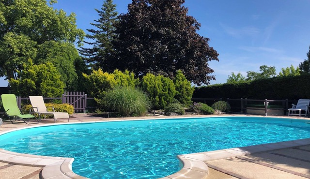 Au Coucou chanteur family home with pool