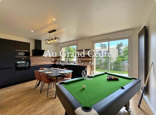 Au Grand Cèdre - garden and billiard with family