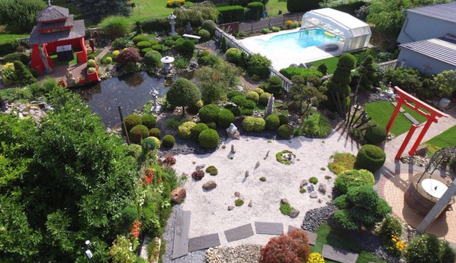 Au Jardin Du Levant" gîte with large swimming pool and games room