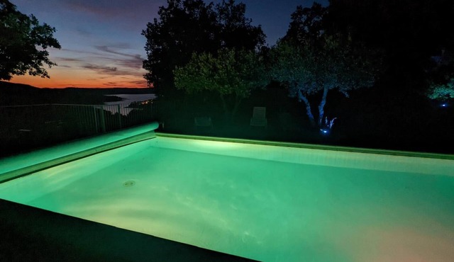 Au Mas du Lac private pool