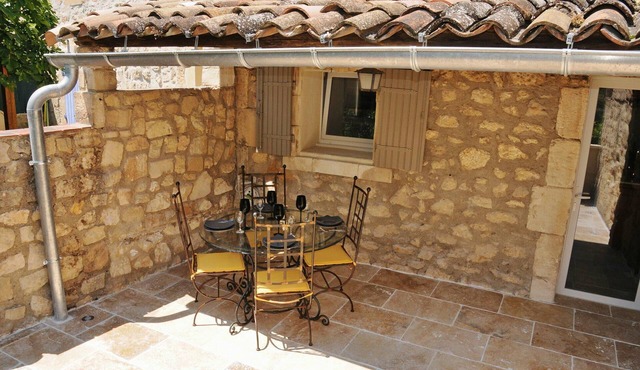 Au Mazet de Carmélina, an old building dating from 1850 in the heart of the Alpilles mountains