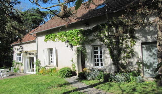 Au milieu de la France, entourée d’un grand jardin, une maison plein de charme