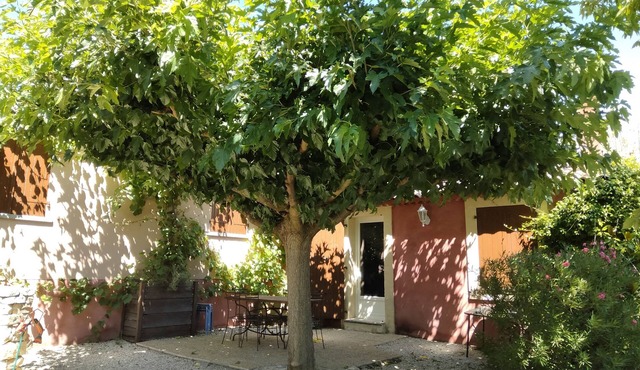 Au Milieu des Vignobles, Près de Plusieurs Sites Classés et Chemins de Randonnée