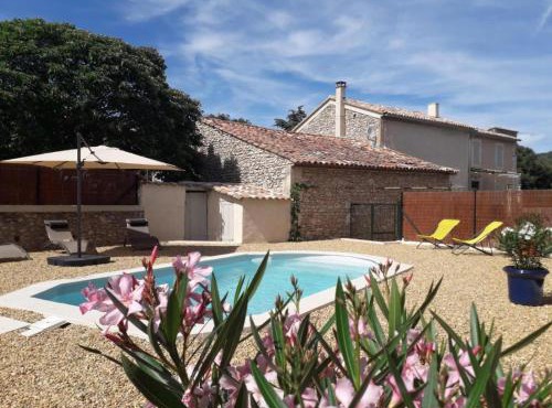 Au pied de la montagne