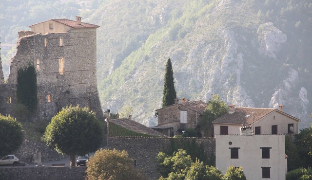 Au Pied du Château. Studio in the heart of the medieval village of Gréolières.