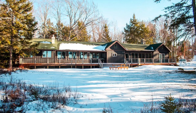 Au Train Island View Lodge: Perfect Summer Lodge for Family & Friends (Sleeps 15)