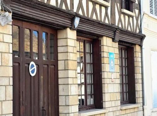 Auberge médiévale à Houdan avec jardin clos, animaux acceptés, WiFi et parking sécurisé - FR-1-527-79