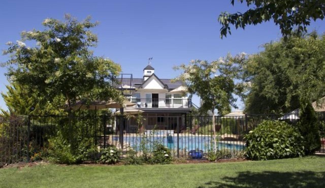 AUBURN COTTAGE POOL HOUSE, SPA AND GROUNDS