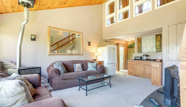 Auburn Cottage w/Patios & Garden - 3 Mi to Town!