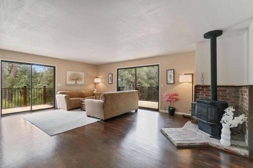 Auburn Lakehouse Retreat. 4BD, 3BA with 2 Decks!