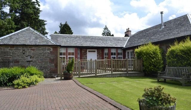 Auchendennan Farm Cottage - sleeps 6 guests in 3 bedrooms