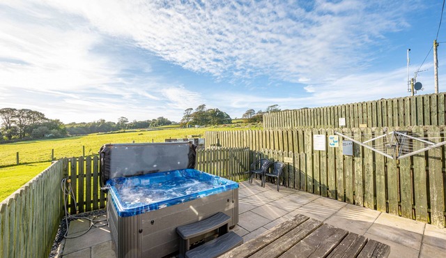 Auchenlarie Courtyard No 1 - a cottage that sleeps 5 guests in 3 bedrooms