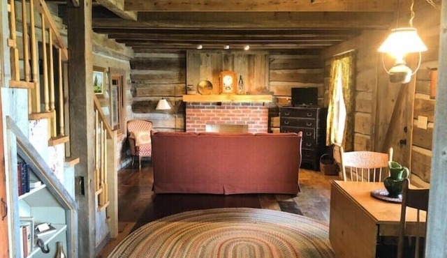 Audrey's Abode - Restored log cabin, country setting, minutes from Jacksonvillen