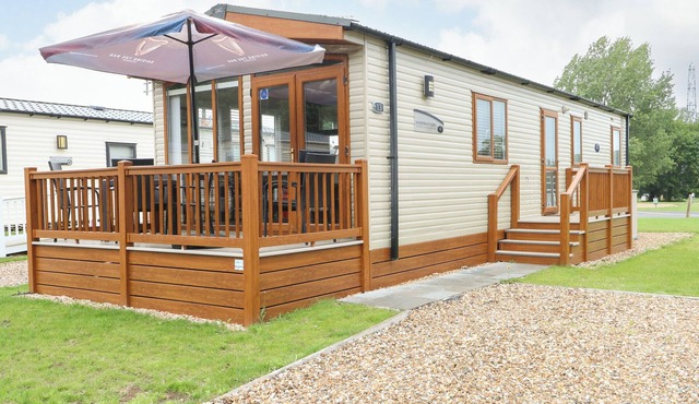 AUDREY'S LODGE, FOXBURROW HANG, family friendly, with pool in Fritton