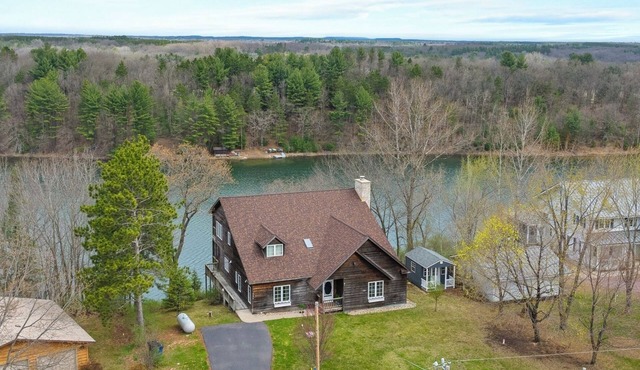 August Inn Oxford – Rustic-modern lakefront cabin on Deep Lake, sleeps 10.