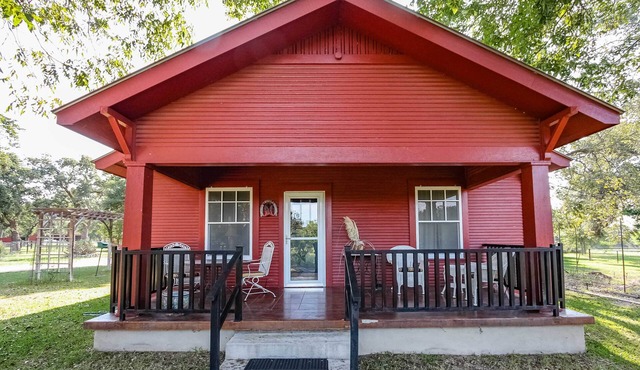 'August Schmidt' Fredericksburg Cottage w/Hot Tub
