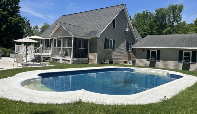 Augusta Woods - In-ground pool, peaceful setting, tasteful décor