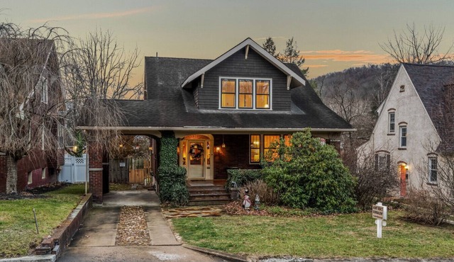 Aunt Beas Bungalow - Pets, hot tub, screen porch, wifi, fenced yard, king bed, town