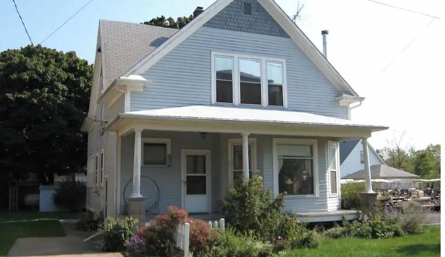 Aunt Janes 2: Large House in Downtown Put in Bay!