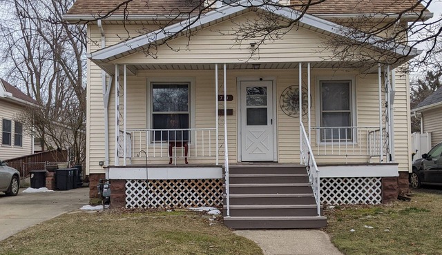 Aunt Rose's 3 BR sleeps 6 adults and 6 kids, 2 per bed.