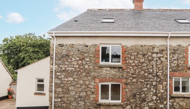 AUNTY JUNES COTTAGE, pet friendly, with a garden in Whiddon Down