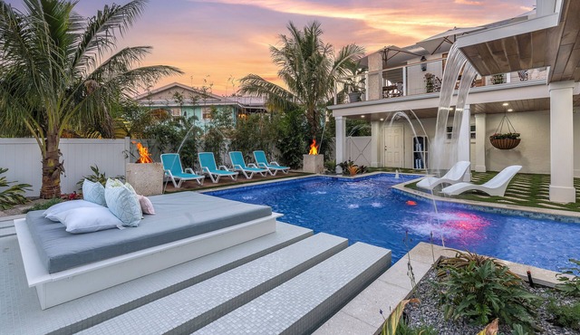 “Aura” 5min to beach- sleeps 20- pool with waterfall and fire features