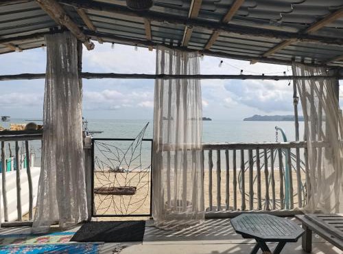 Aura Bluewave Beach House and Mini Beach Cafe