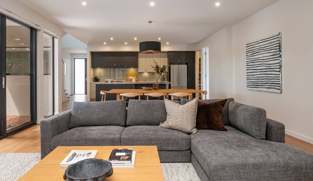 Aura Family Home by the Bay