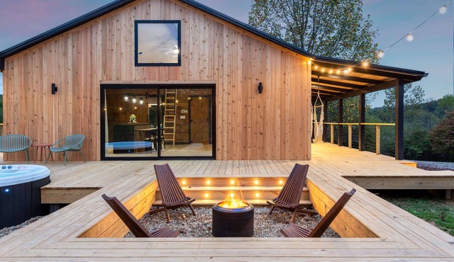 Aura Retreat – Sunken Fire Pit Nights, Hot Tub Soaks & Starry Nights at Hocking